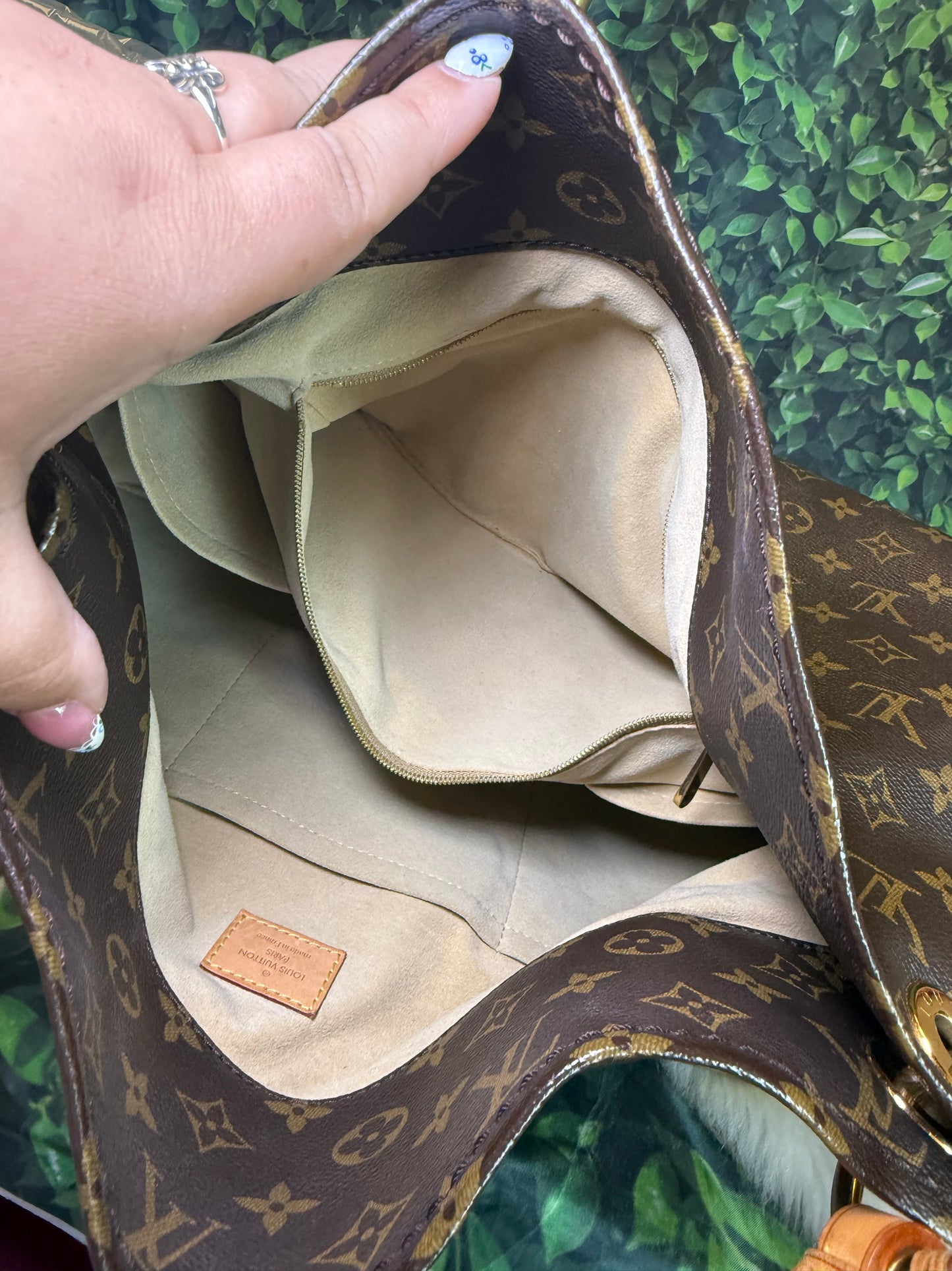 Louis Vuitton Artsy shoulder bag