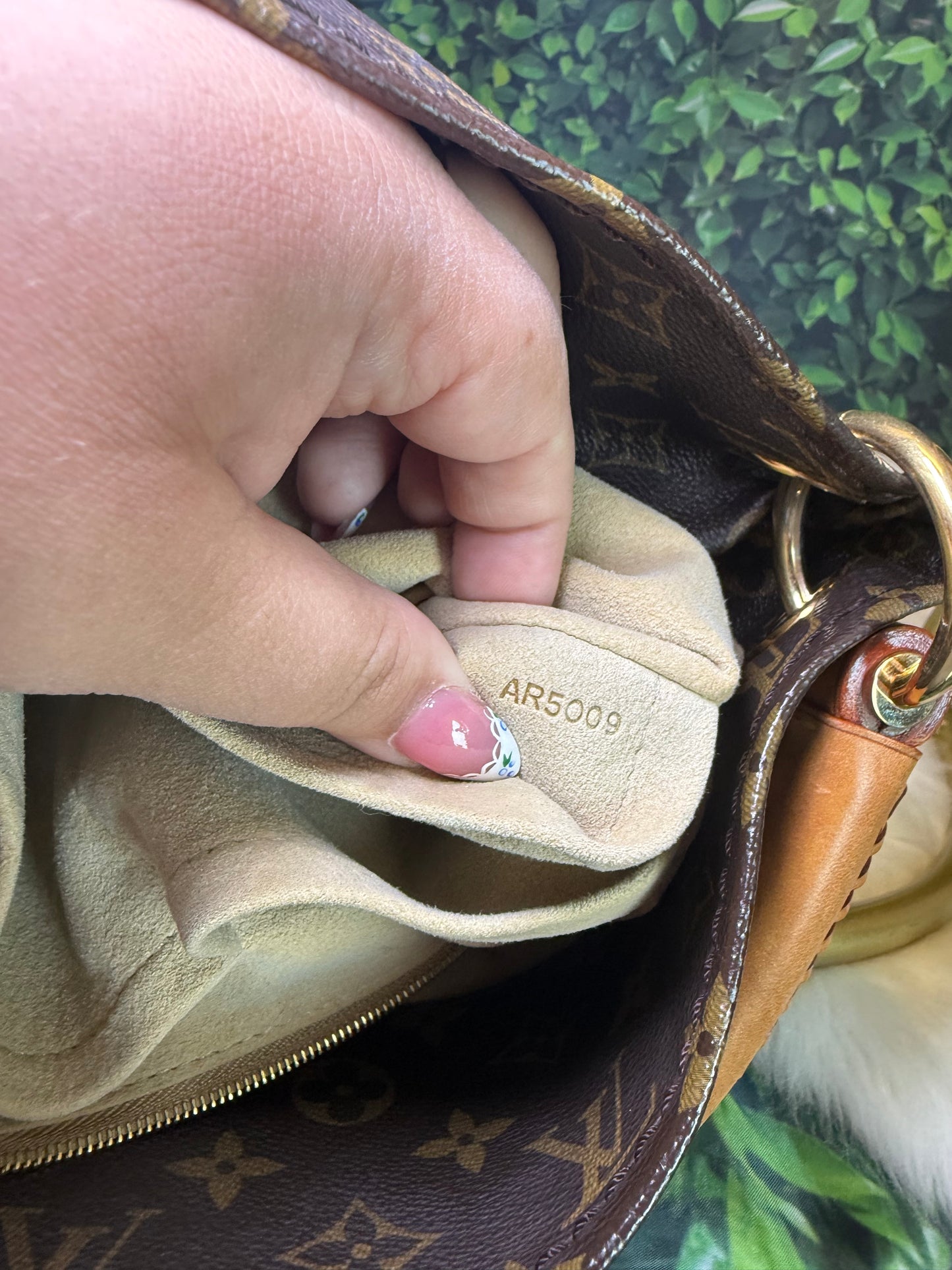Louis Vuitton Artsy shoulder bag